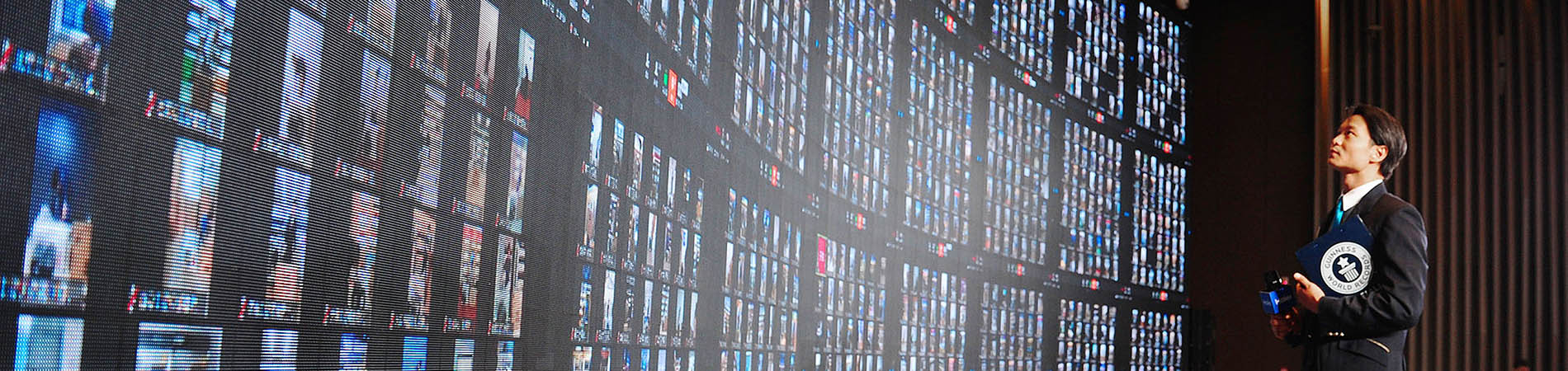 adjudicator judging record for most people unboxing online 